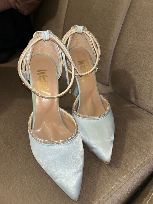 Високи лъщящи токчета