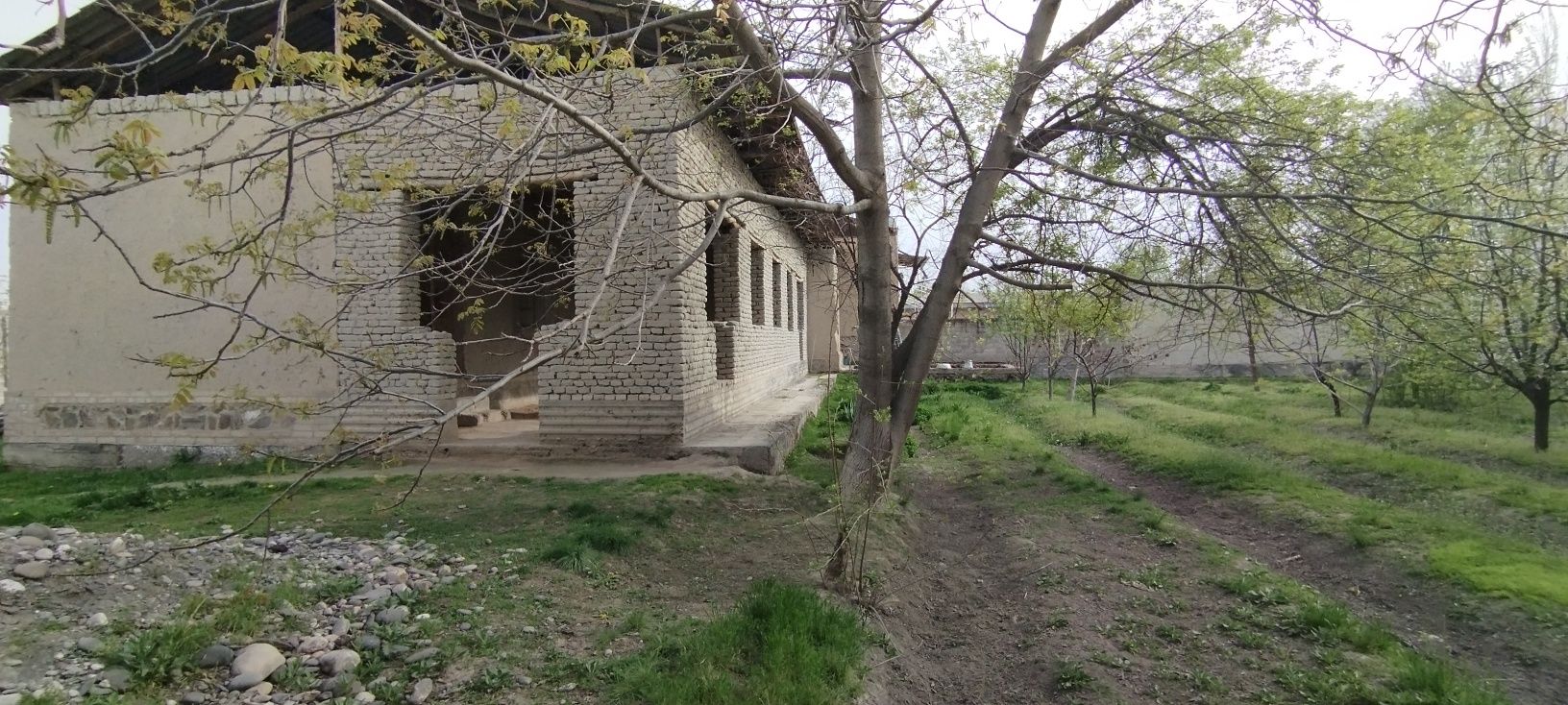 Hovli sotiladi . Tayloq Катта кишлак.