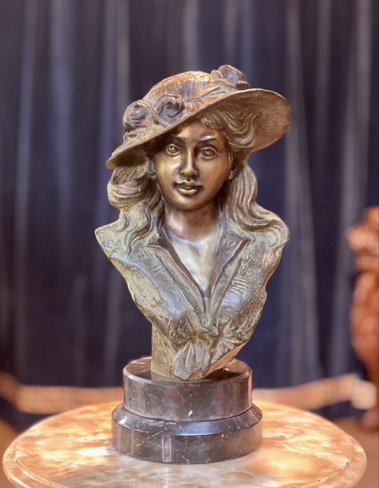 Statuetă veche din Bronz *** vintage / antic / vechi / retro ***