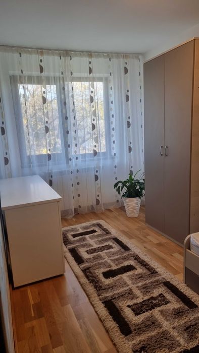 Inchiriez apartameant cu 3 camere.