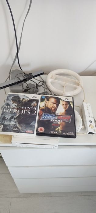 Consola Wii cu accesorii si 2 jocuri