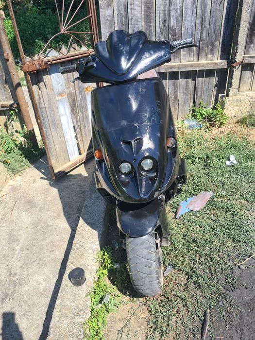 Vând scuter malaguti f12 motor de 80cc