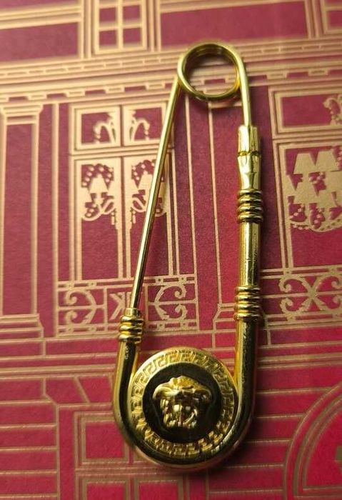 Versace оригинална брошка