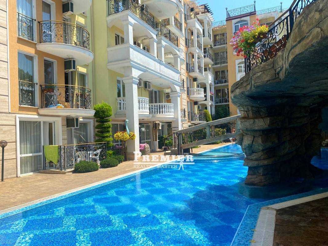 Продава се двустаен апартамент с изглед към басейна в елитния комплекс