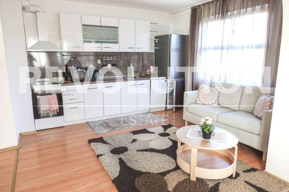 Дава се под наем Четиристаен апартамент в Варна, Бриз - 200 кв.м за 825 € - Снимка #1