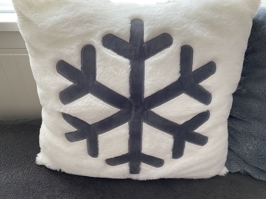 Perna pufoasa, cu umplutura, 40*40cm, fulg de nea, Craciun