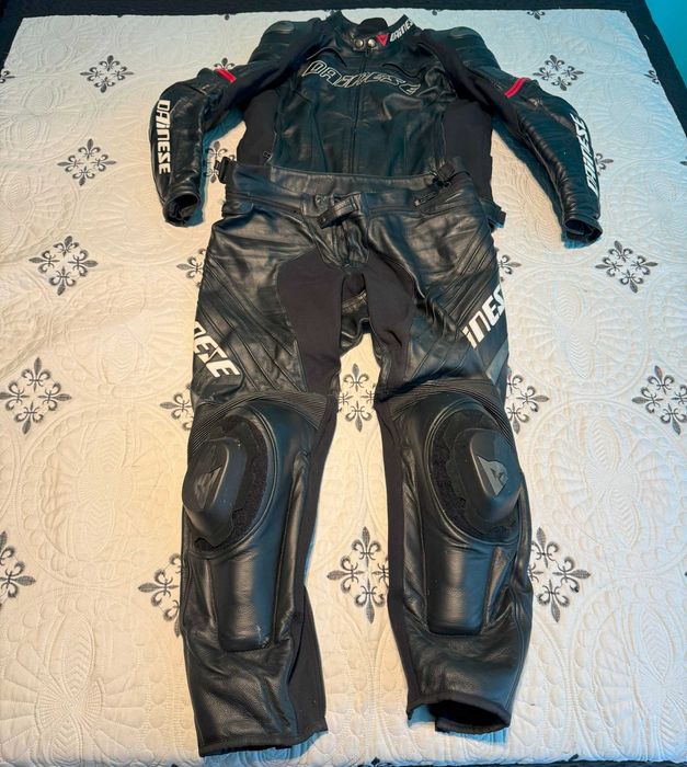 Кожен костюм Dainese 2 части със силиконов гръб, размер 56 (XL)