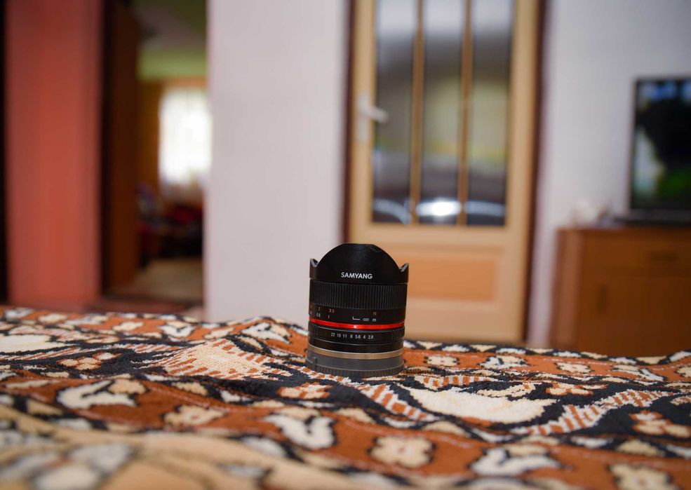Obiectiv Samyang 8 mm f2.8 Fish eye 2 montura Sony e cu parasolar .