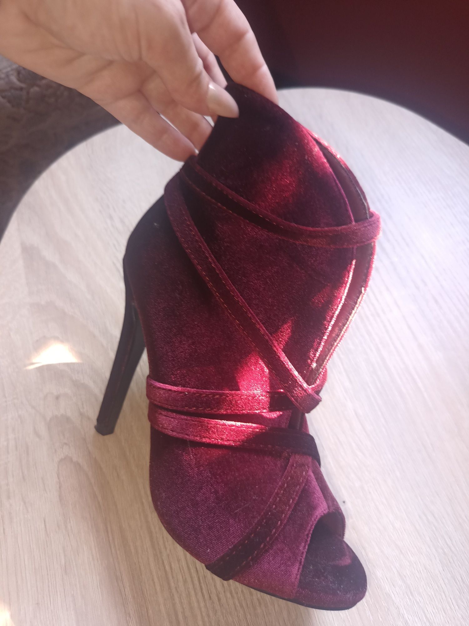 Botine decupate   cu toc