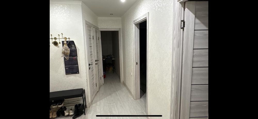 Продам квартиру, трехкомнатную, в центре города, сазда бц мир квартира