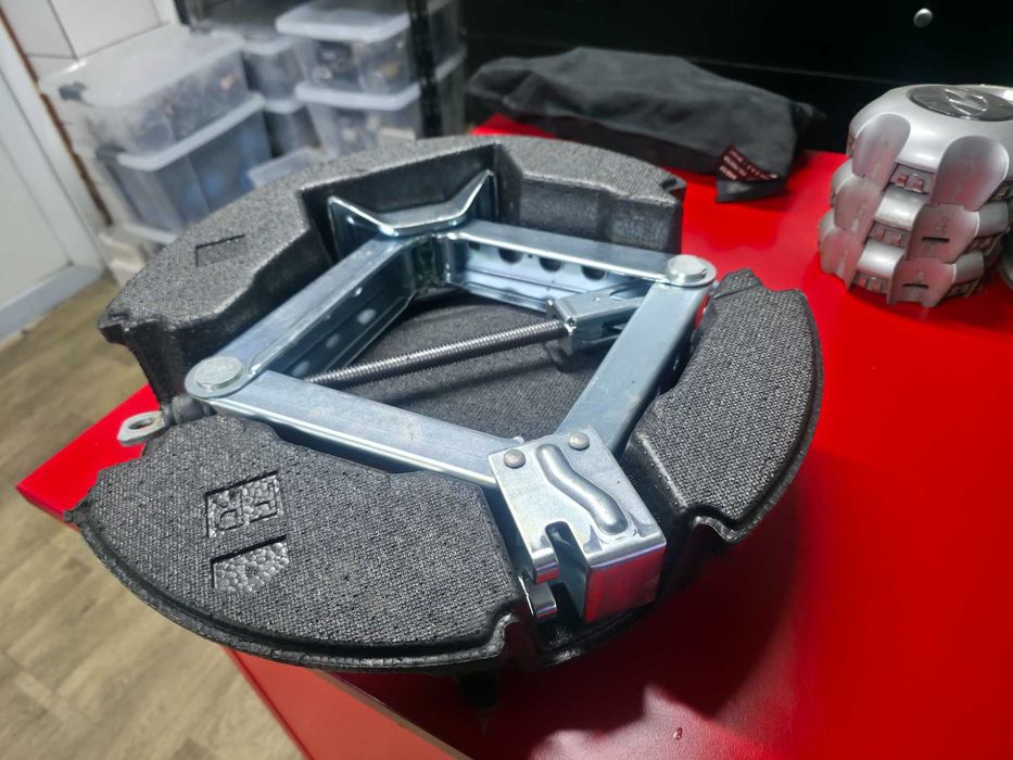 KIT CRIC AUTO OEM Toyota RAV 4 Hybrid - NOU - COD 64779-42030