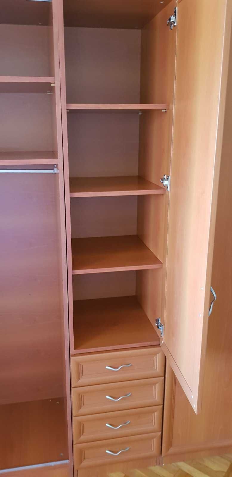 Продава се пет крилен гардероб