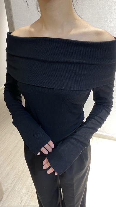 Черная кофта с открытыми плечами