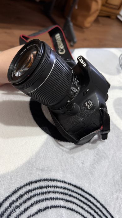 Aparat foto DSLR Canon 700d