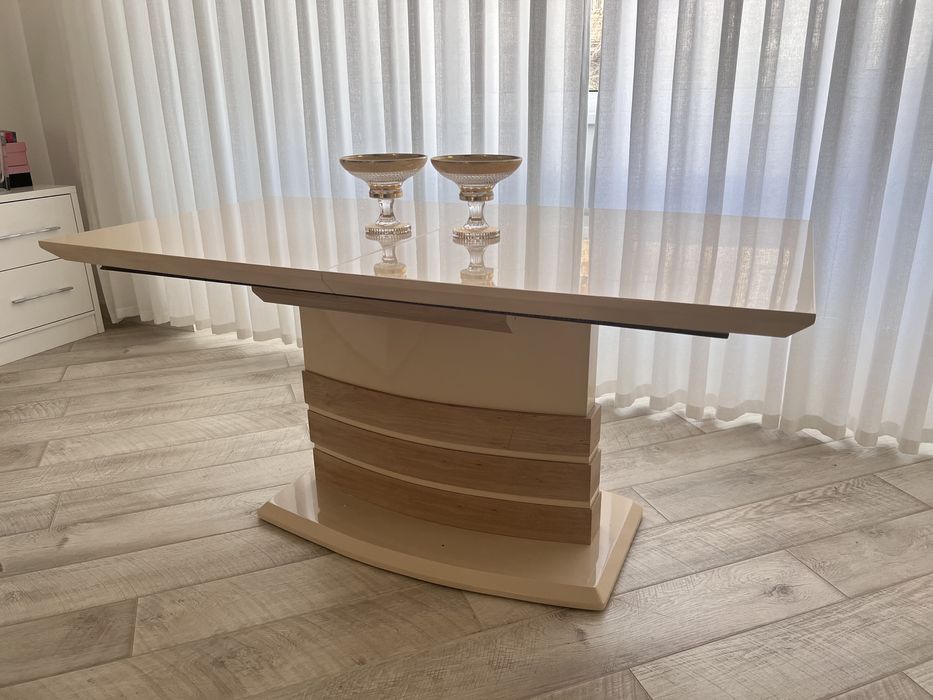 Продается шикарный стол 90х160 (220) см