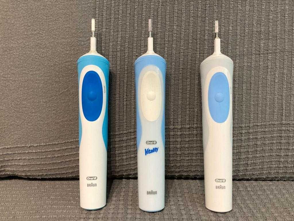 OCAZIE!!! 3 * periute de dinti Oral-B Vitality cu 2 * Etui de voiaj!!!