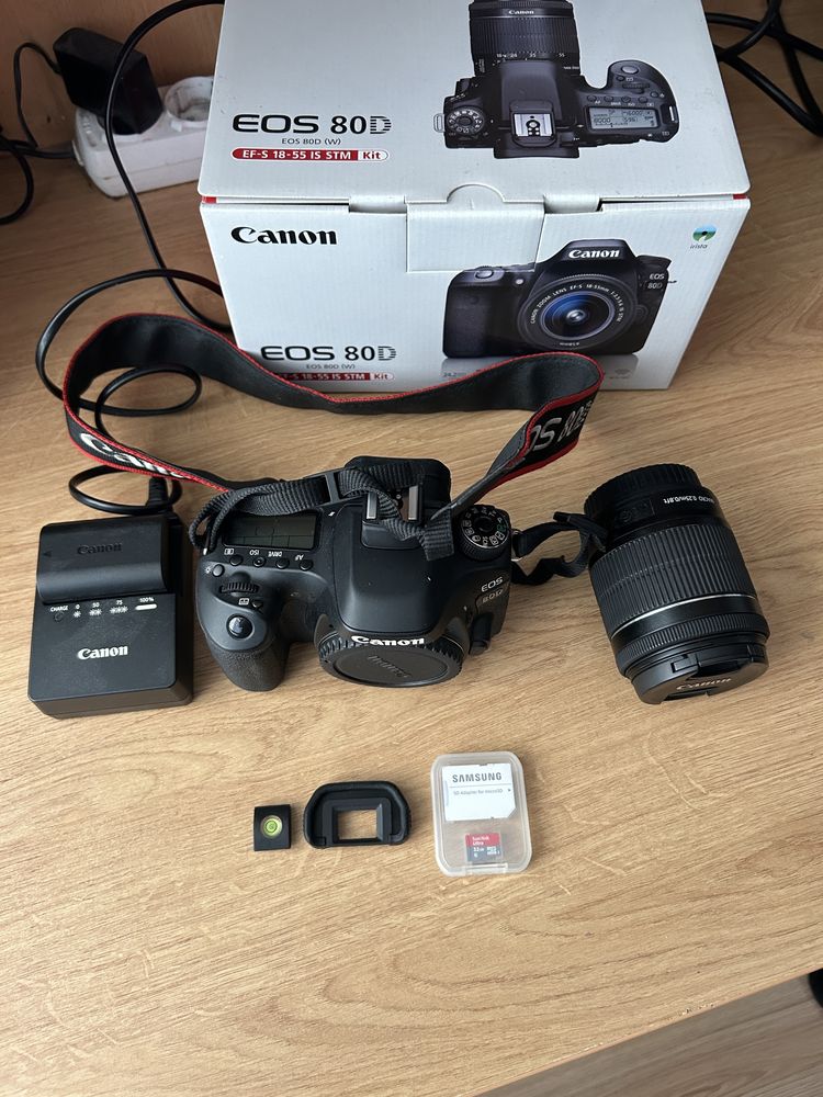 Canon EOS 80d с обектив EF-S 18-55mm