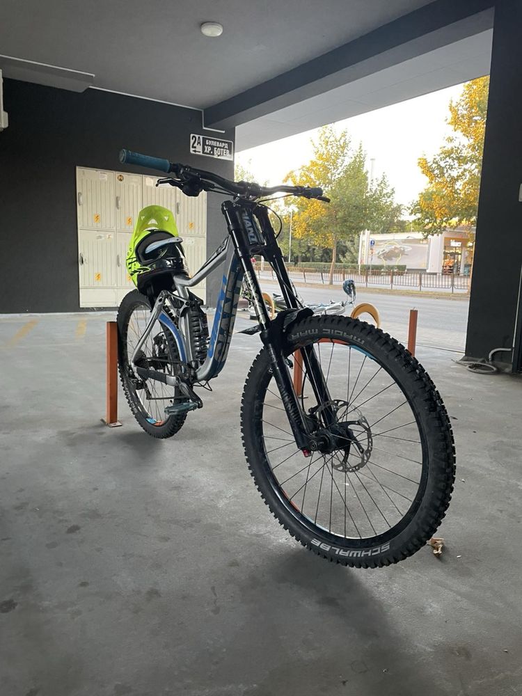 Giant Glory DH велосипед за спускане