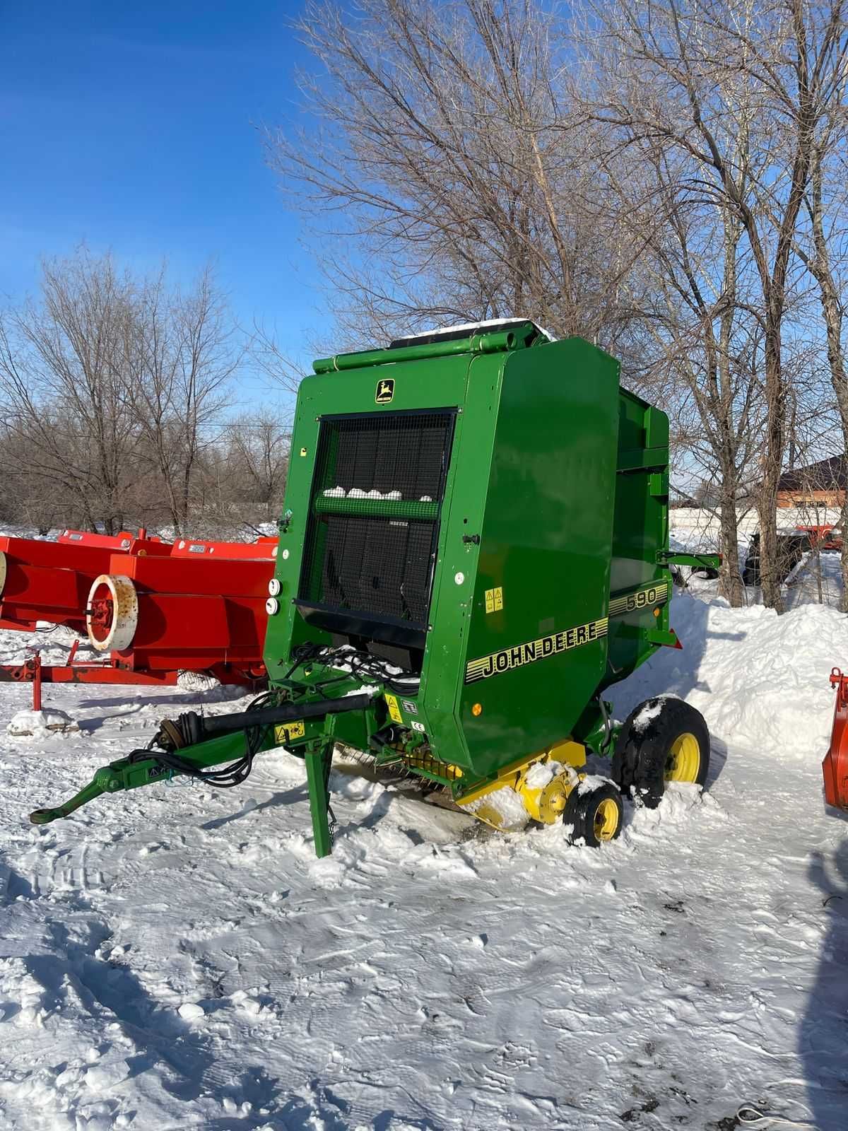 Рулонный пресс подборщик John Deere