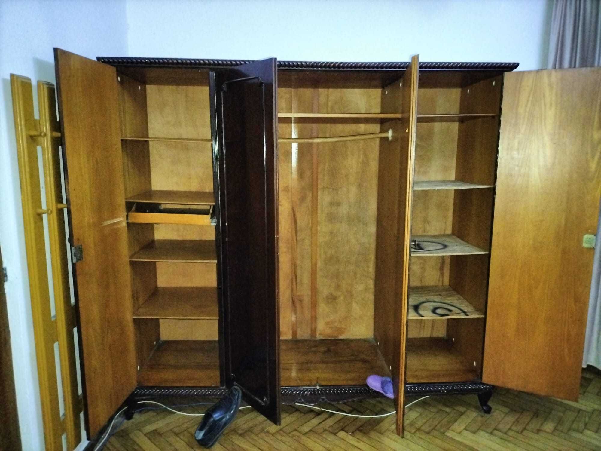 Mobilier din lemn masiv vechi/vintage din 1975