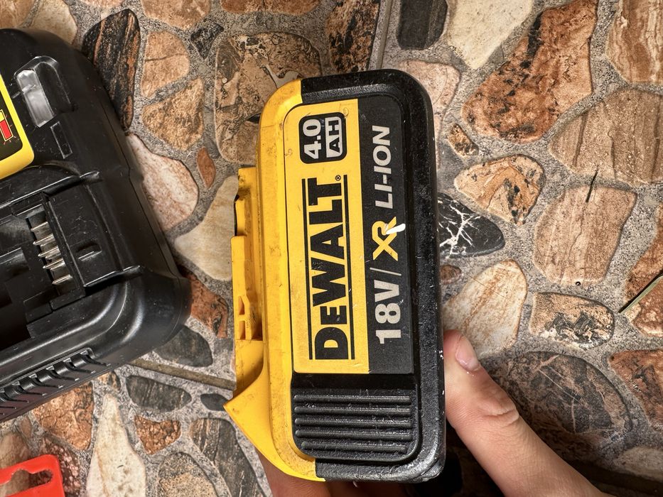 Ciocan Roto-percutor DeWALT XR 18V Brushless, + o baterie 4.0 AH