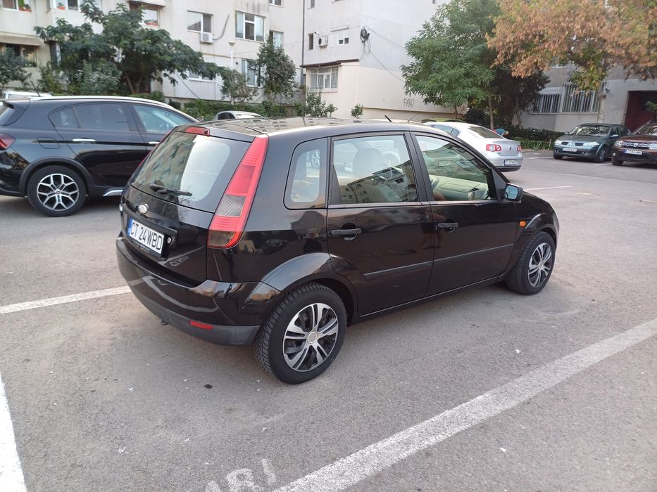 Vând Ford fiesta 1.4 benzina