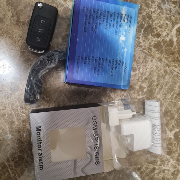 Set cheie auto  camera ascunsa + dispozitiv sim card - 2 buc...defecte