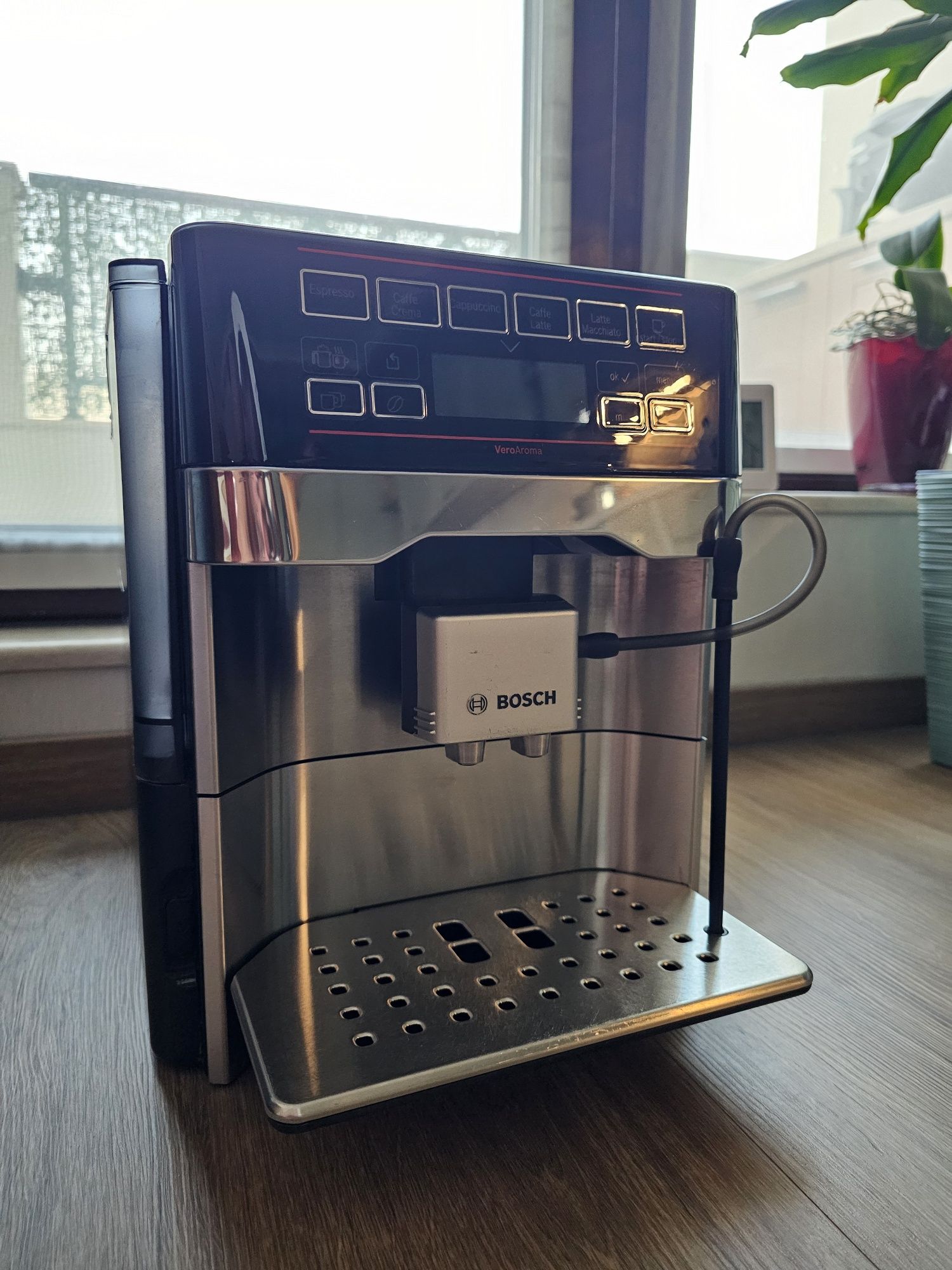 Продавам кафеавтомат Bosch VeroAroma 700