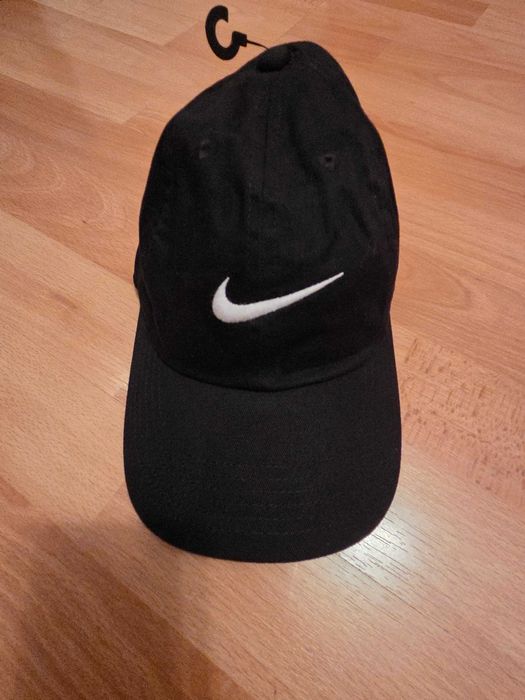 Черна шапка с козерка Nike