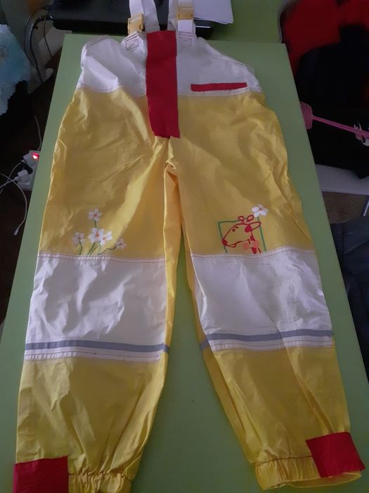 Căciulă,Pantaloni si geaca impermeabila.