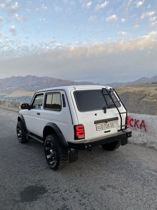 Lada  niva sotiladi 2009 yil srochniyga