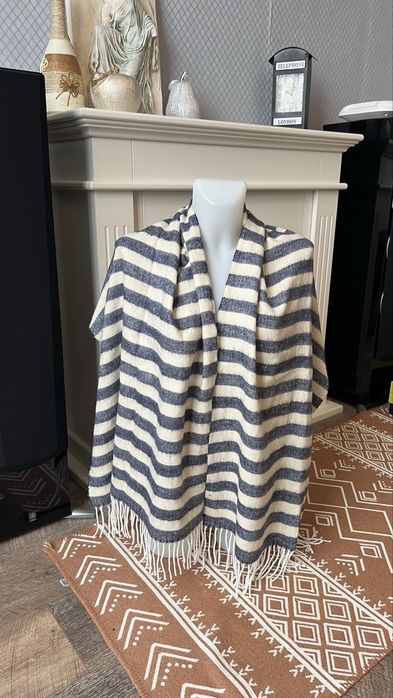 Шал ZARA на бяло и синьо райе