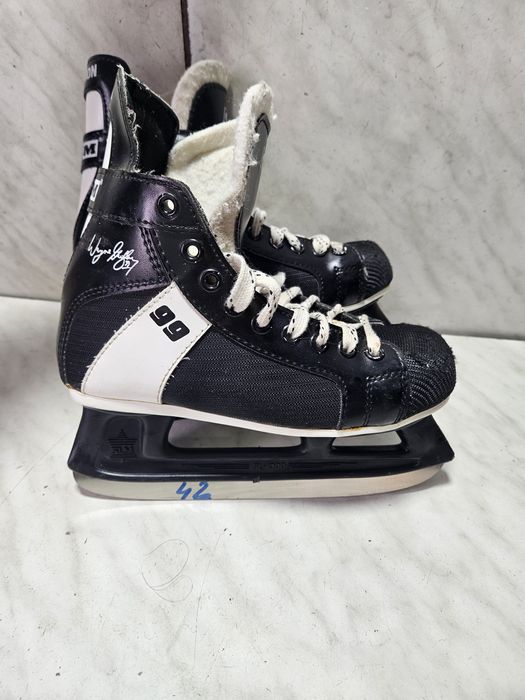 Patine 42 hochei hockey  CCM marime  34-35 ( 22  cm)