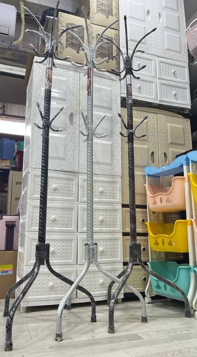 Деревянные вешалка.