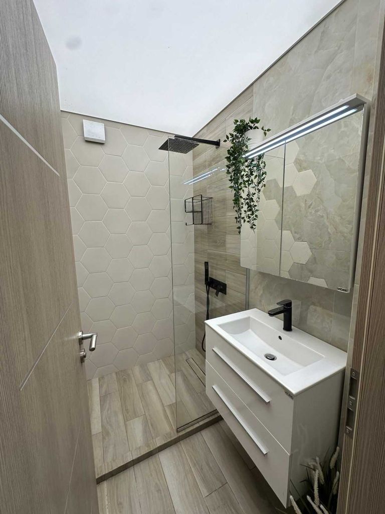 Дава се под наем Тристаен апартамент в София, Лозенец - 118 кв.м за 900 € - Снимка #8
