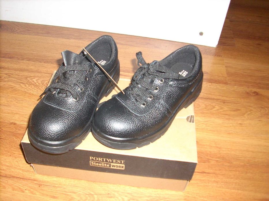 работни обувки с метални бомбета номер 36