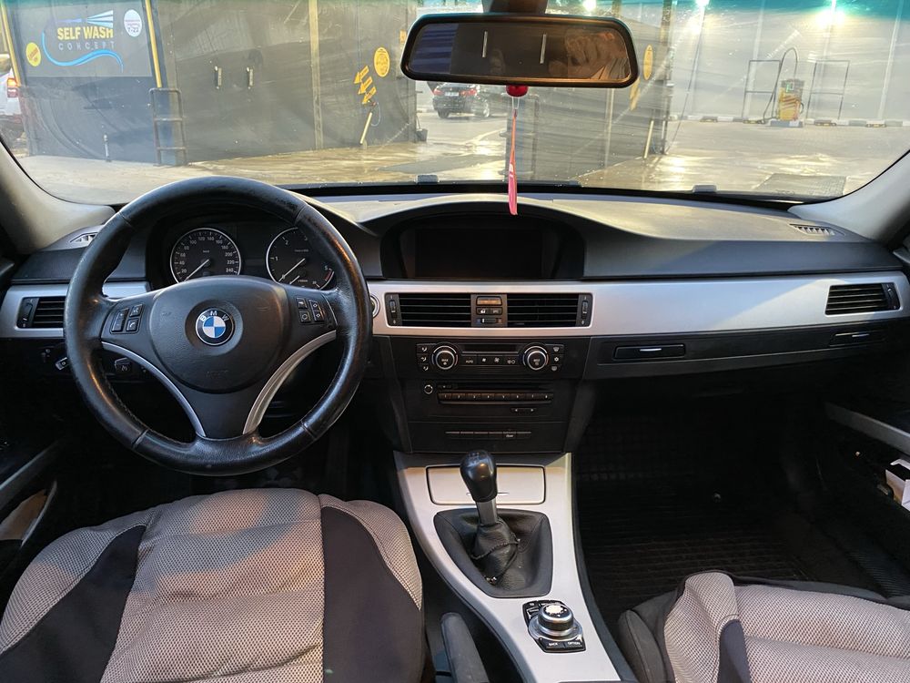 Vând BMW seria 3 modelul 318D (E90) de 143 de cai varianta Facelif