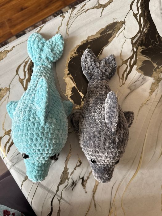 Вязанный подарочный дельфин