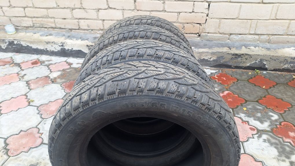 Продам шины состоянии среднее.