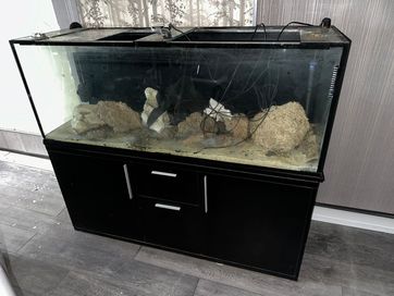 Голям аквариум за рибки с шкаф