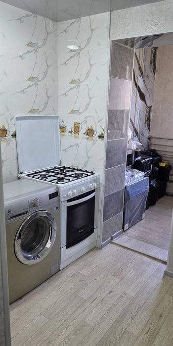 Срочно! Квартира на Яшнабад-Магнит 2/4/4 общ пл 53м ,балкон 2*6