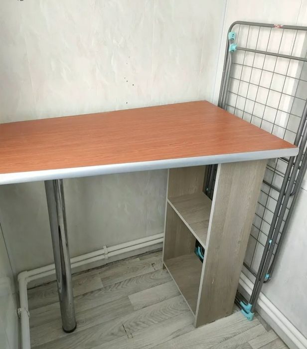 Стол барный с хромовой ножкой и полочками.Высота 93см