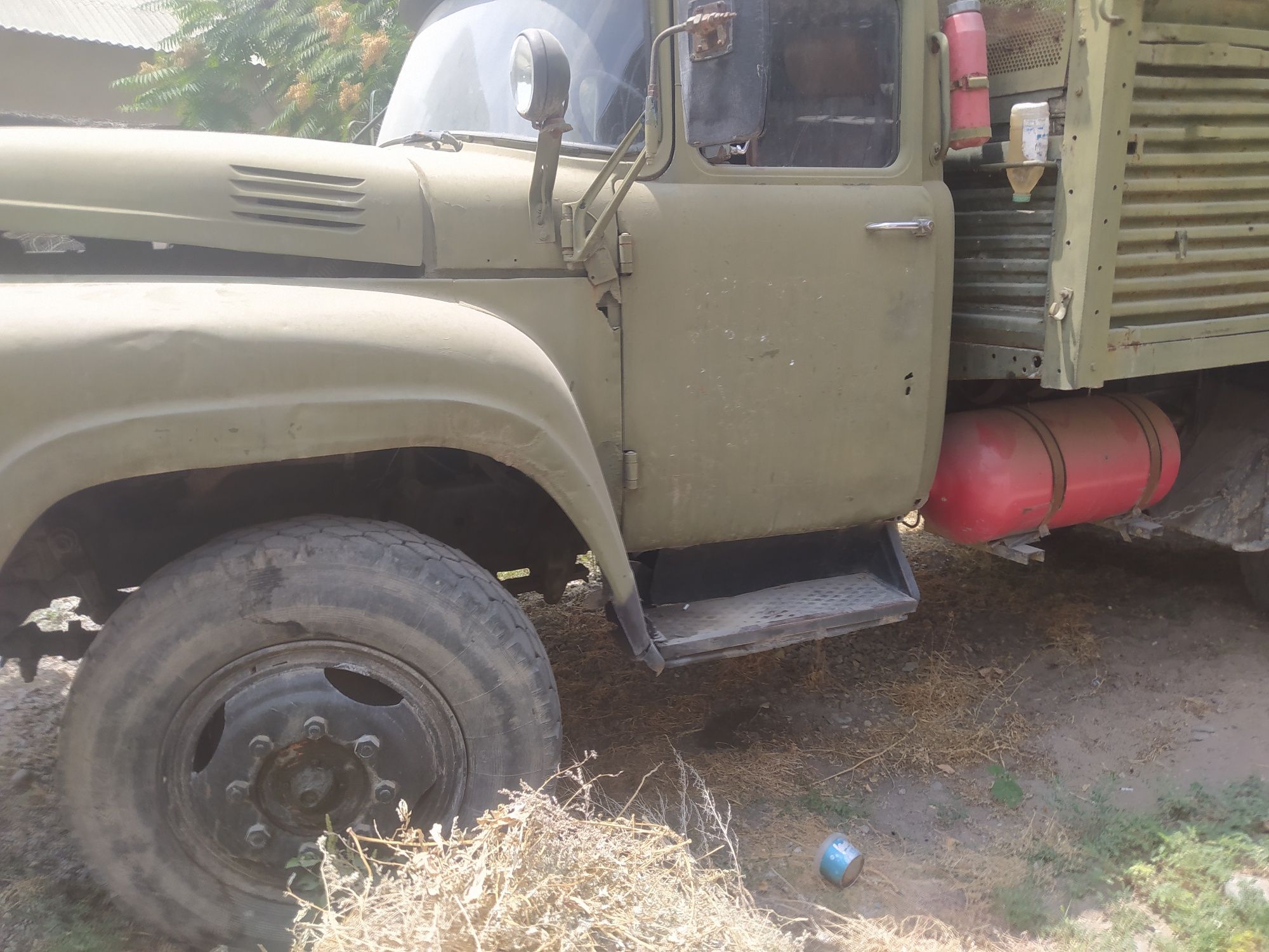Зил 130  бартавой сотилади.