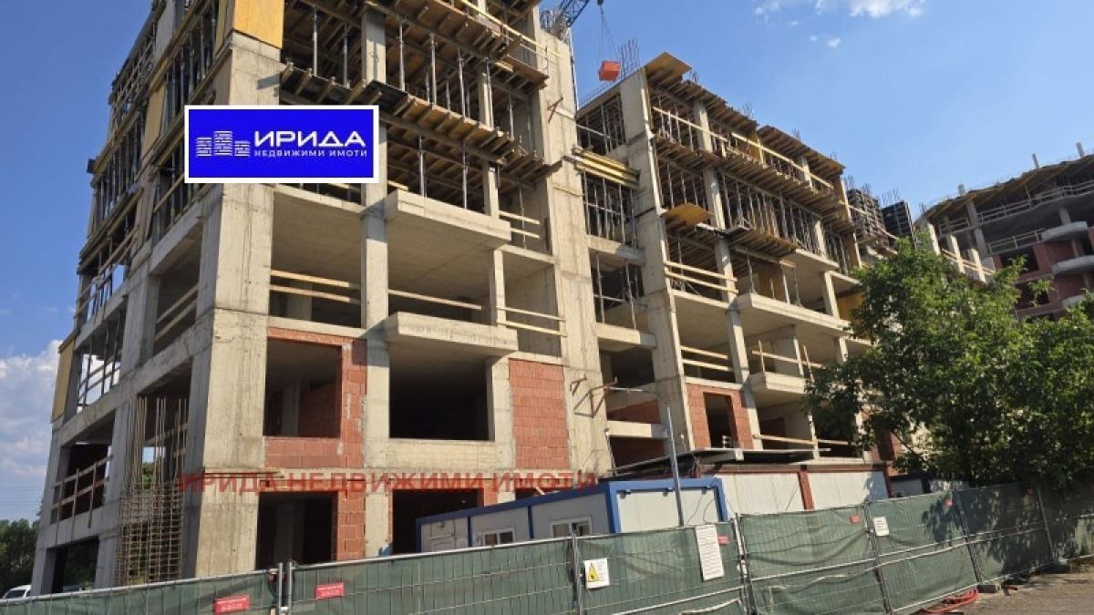 Просторен тристаен апартамент в Младост 4