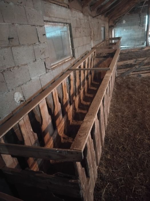 Vând lăzi, alimentator furaj