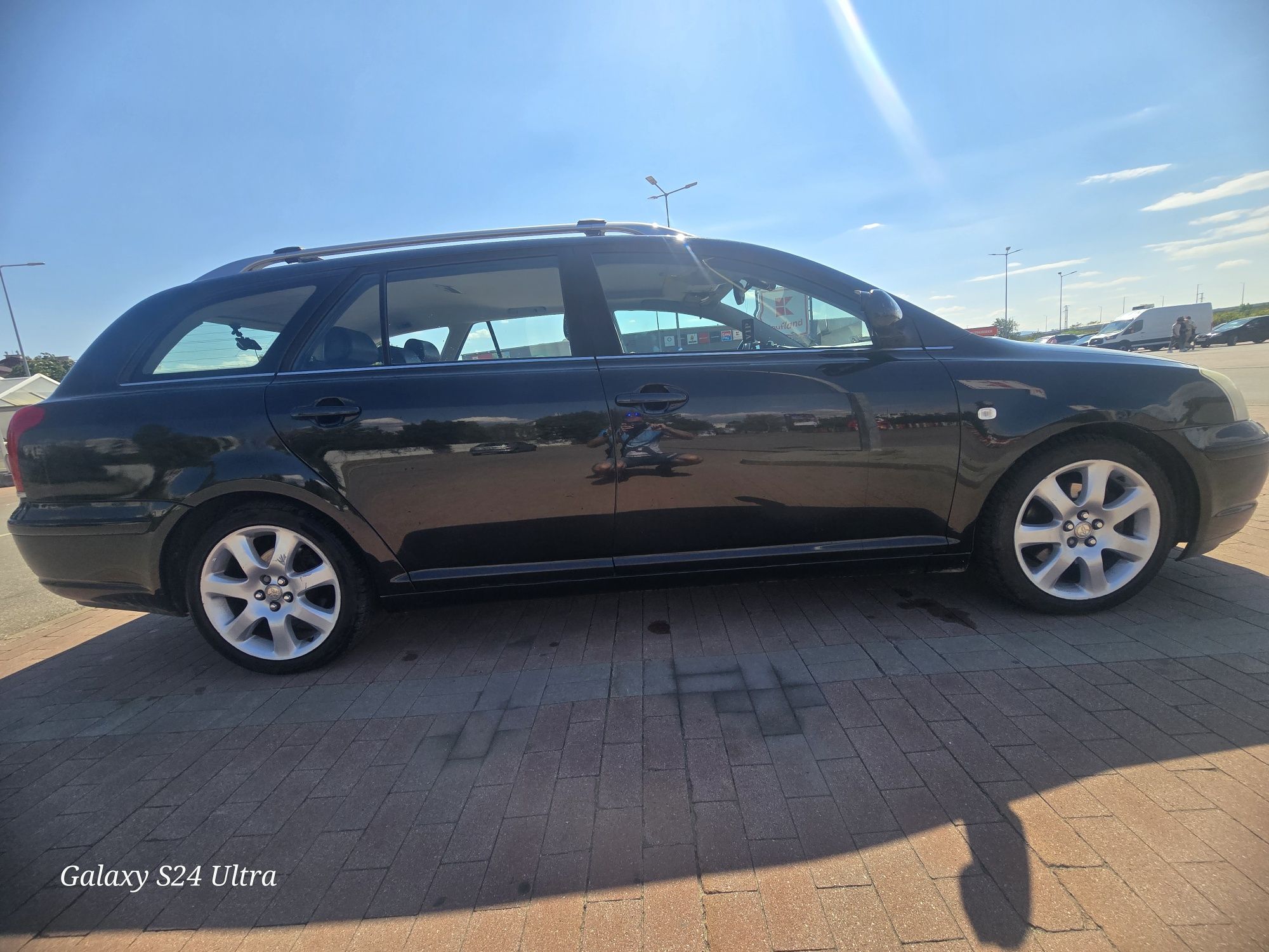Продавам личния си автомобил Toyota Avensis T 25 2004 автомат
