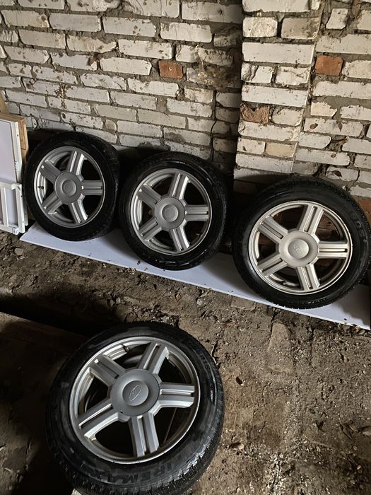 Продам торусы р15 зимниә липучками + летний покрышки комплект