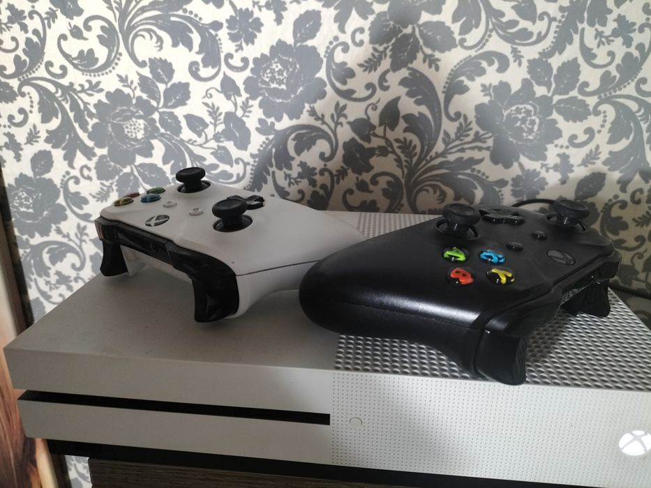 Продам игровую приставку Xbox one s