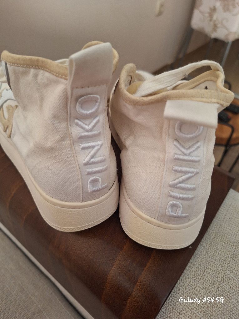 Бежови кецове на марката Pinko