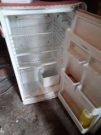 Продавам хладилник работрщ